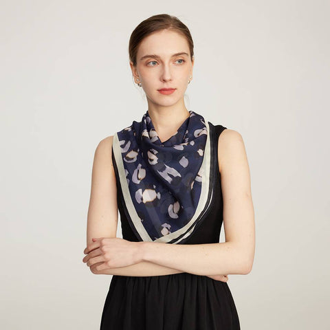 Shila Quadratisches Seidentuch mit Blumenmuster