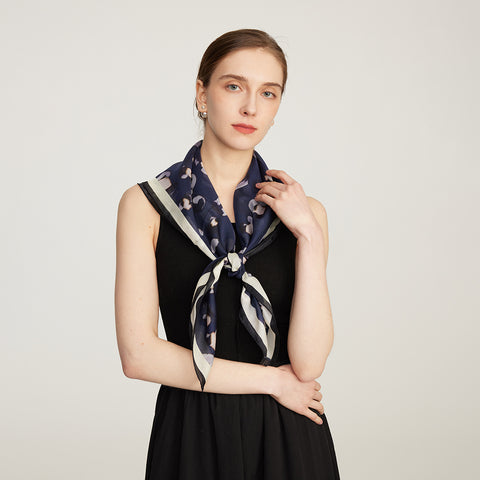 Carré de soie à motif floral Shila