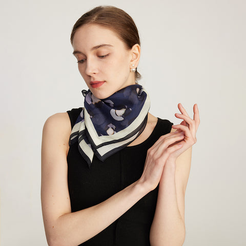 Carré de soie à motif floral Shila