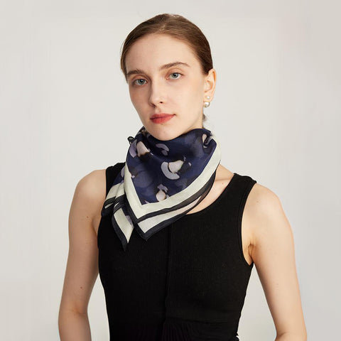 Carré de soie à motif floral Shila