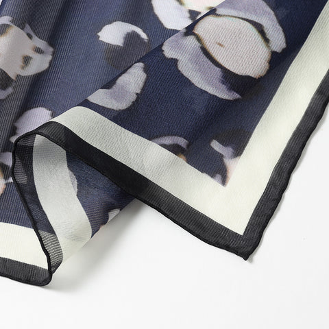 Carré de soie à motif floral Shila