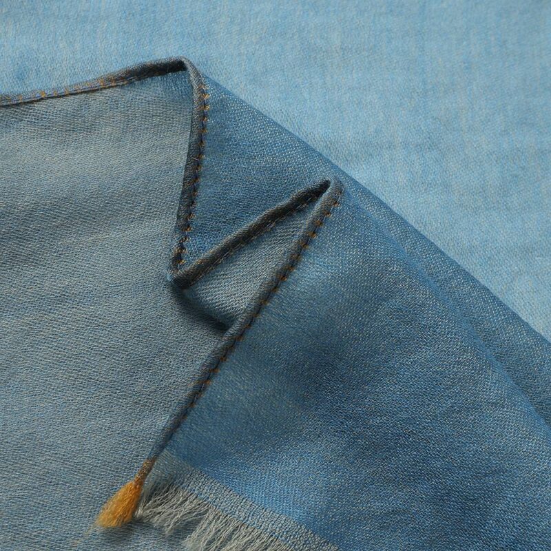 Écharpe réversible en cachemire léger Alena – Image 5