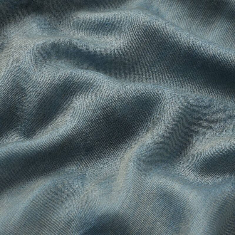 Écharpe réversible en cachemire léger Alena – Image 7