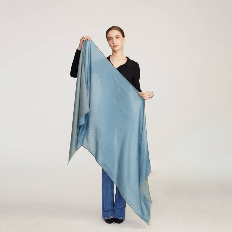 Écharpe réversible en cachemire léger Alena – Image 2