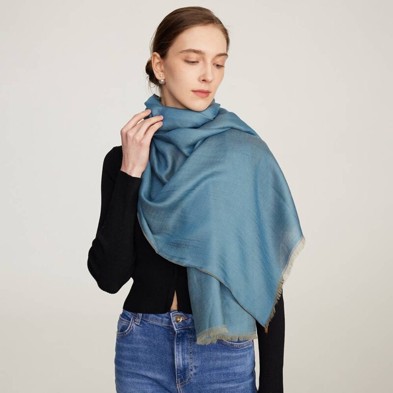 Écharpe réversible en cachemire léger Alena – Image 3
