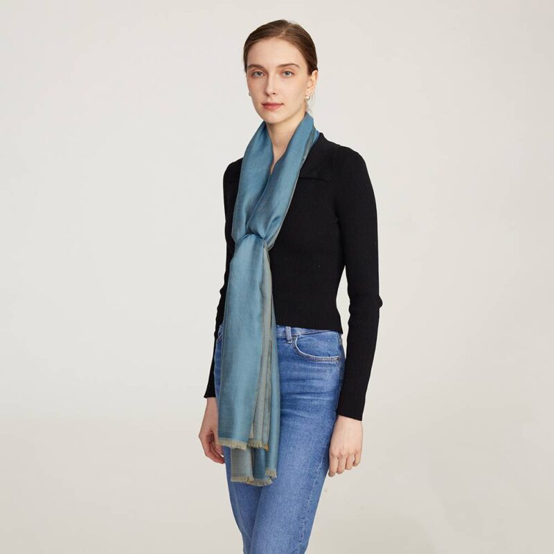 Écharpe réversible en cachemire léger Alena – Image 4