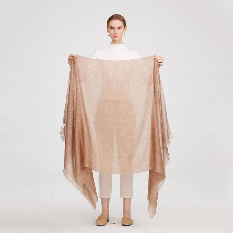 Sciarpa floreale leggera come una piuma di puro cashmere di Tida - immagine 2