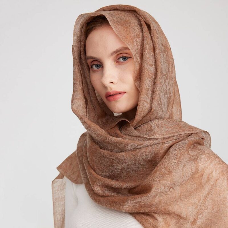 Sciarpa floreale leggera come una piuma di puro cashmere di Tida - immagine 4