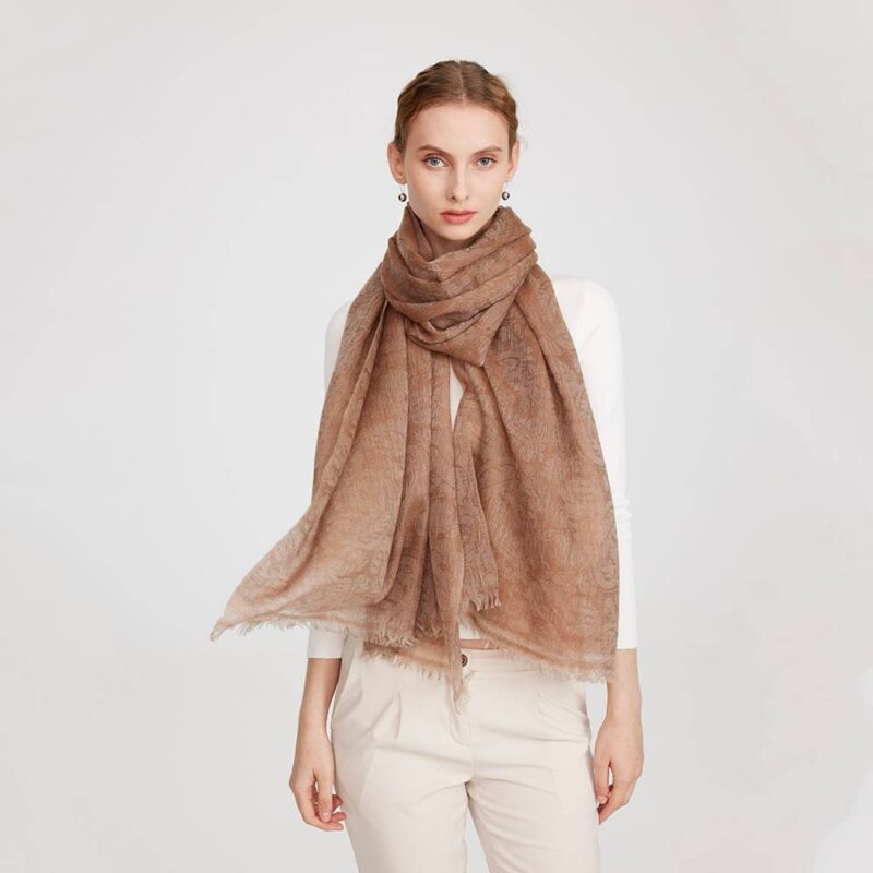 Sciarpa floreale leggera come una piuma di puro cashmere di Tida - immagine 3