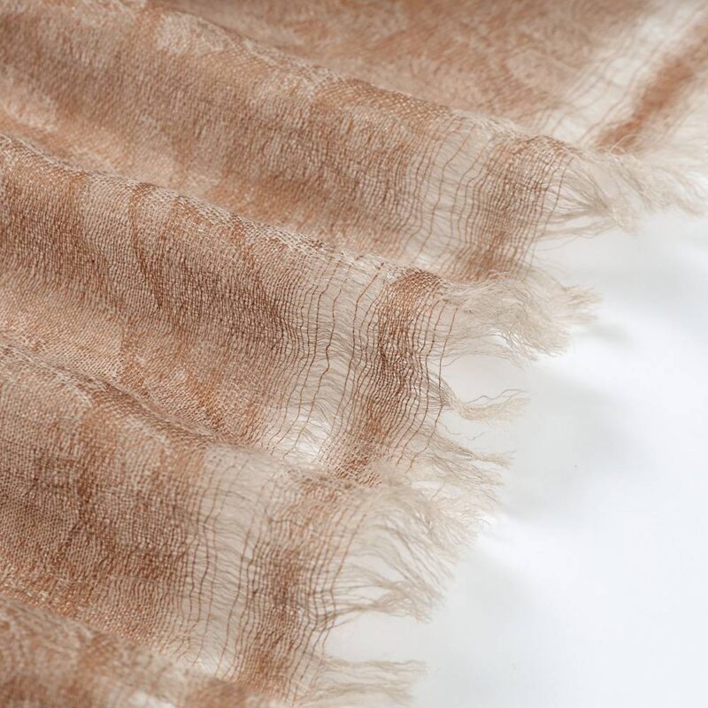 Sciarpa floreale leggera come una piuma di puro cashmere di Tida - immagine 5