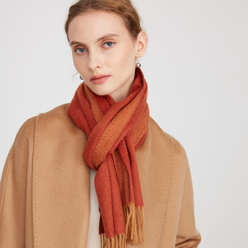 Écharpe réversible en cachemire Deva - rouge chili – Image 4