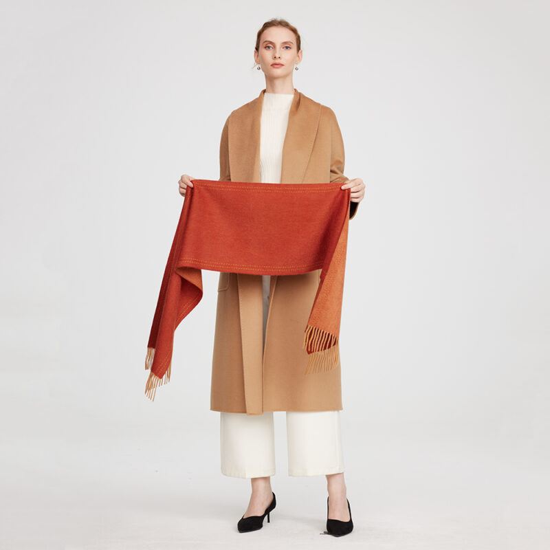 Écharpe réversible en cachemire Deva - rouge chili – Image 2