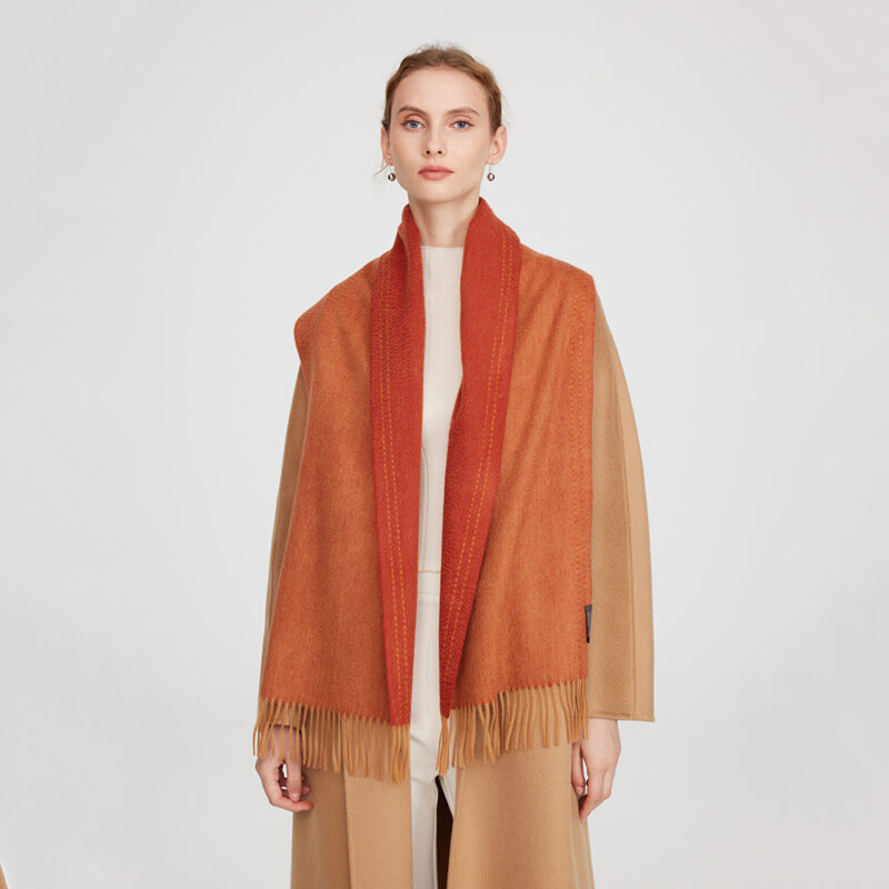 Écharpe réversible en cachemire Deva - rouge chili – Image 3
