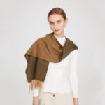 Écharpe réversible en cachemire Deva - Vert olive