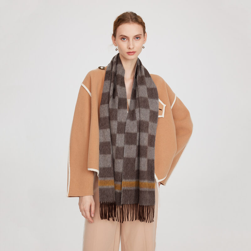 Sali Pure Cashmere Checked Tasseled Scarf (écharpe à carreaux en cachemire pur) – Image 3