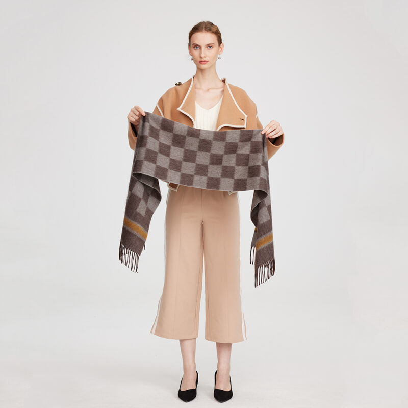 Sali Pure Cashmere Checked Tasseled Scarf (écharpe à carreaux en cachemire pur) – Image 2