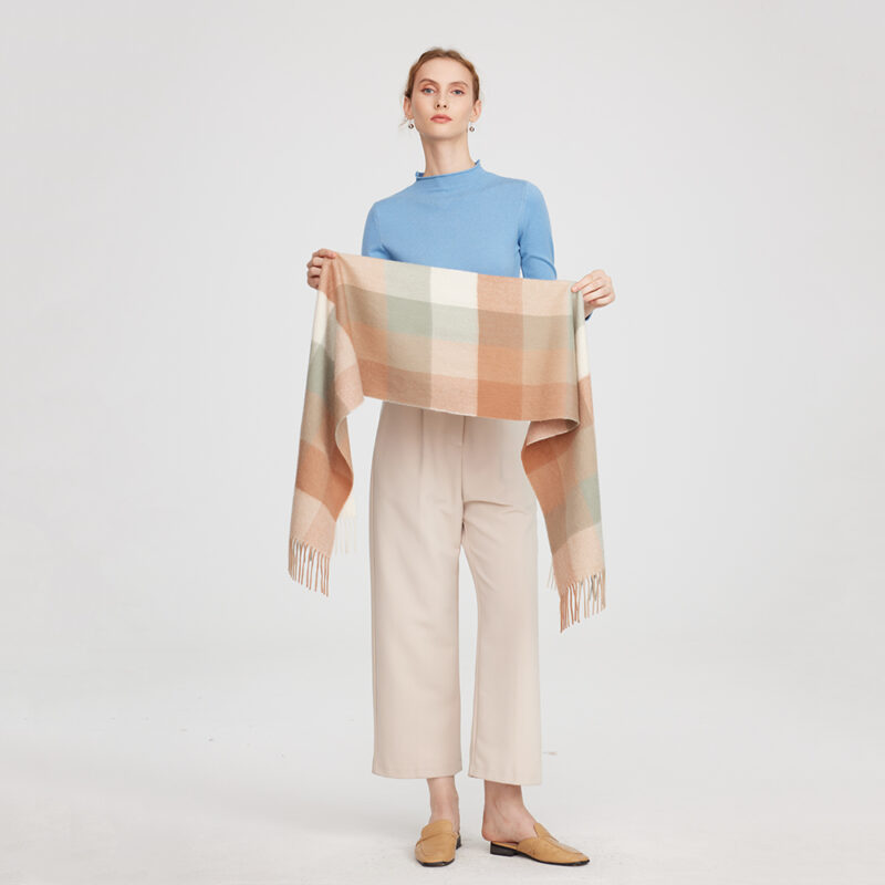 Eva Pure Cashmere karierter Schal mit Quasten - Laurel Green – Bild 2