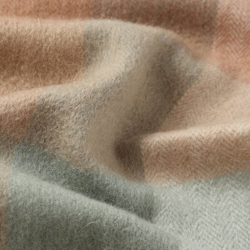 Eva Pure Cashmere karierter Schal mit Quasten - Laurel Green – Bild 5