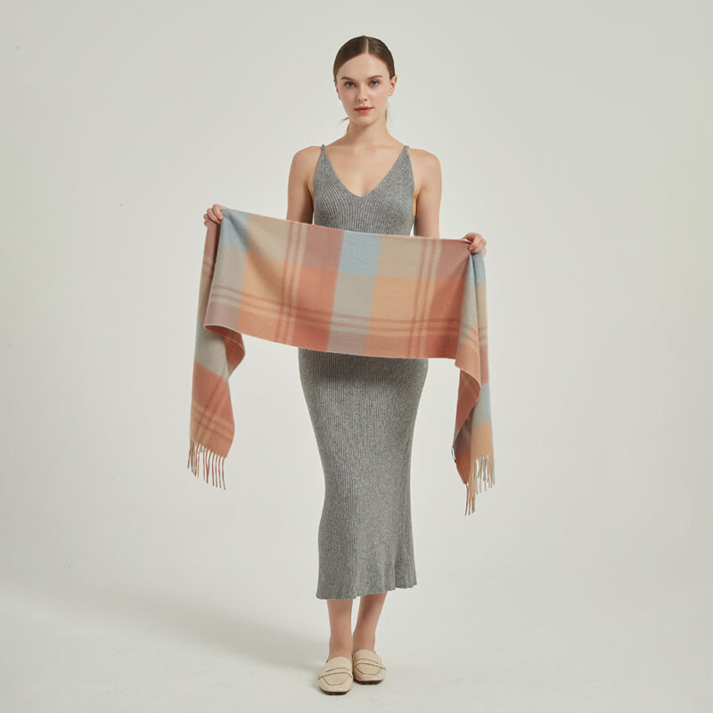 Écharpe en cachemire à carreaux Ember – Image 2