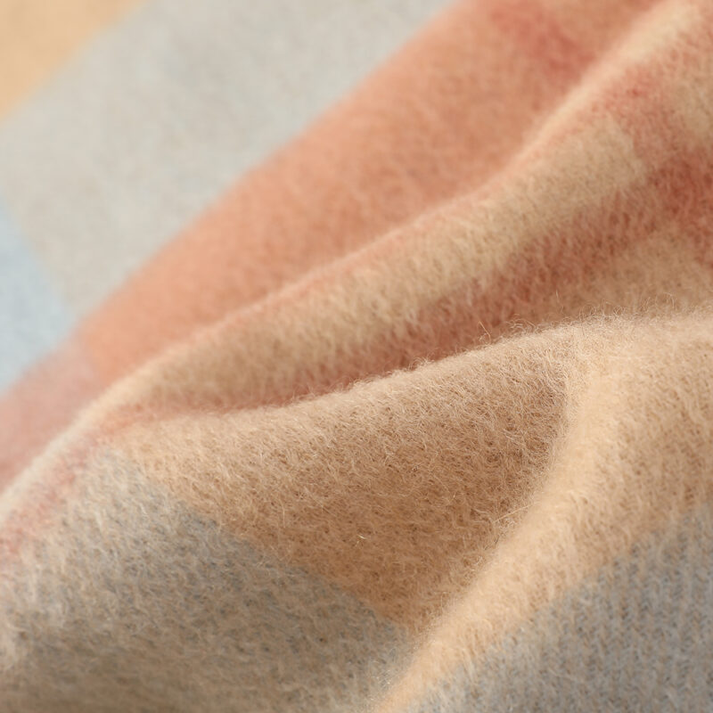 Écharpe en cachemire à carreaux Ember – Image 5