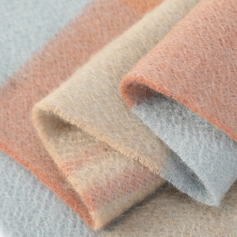 Écharpe en cachemire à carreaux Ember – Image 6