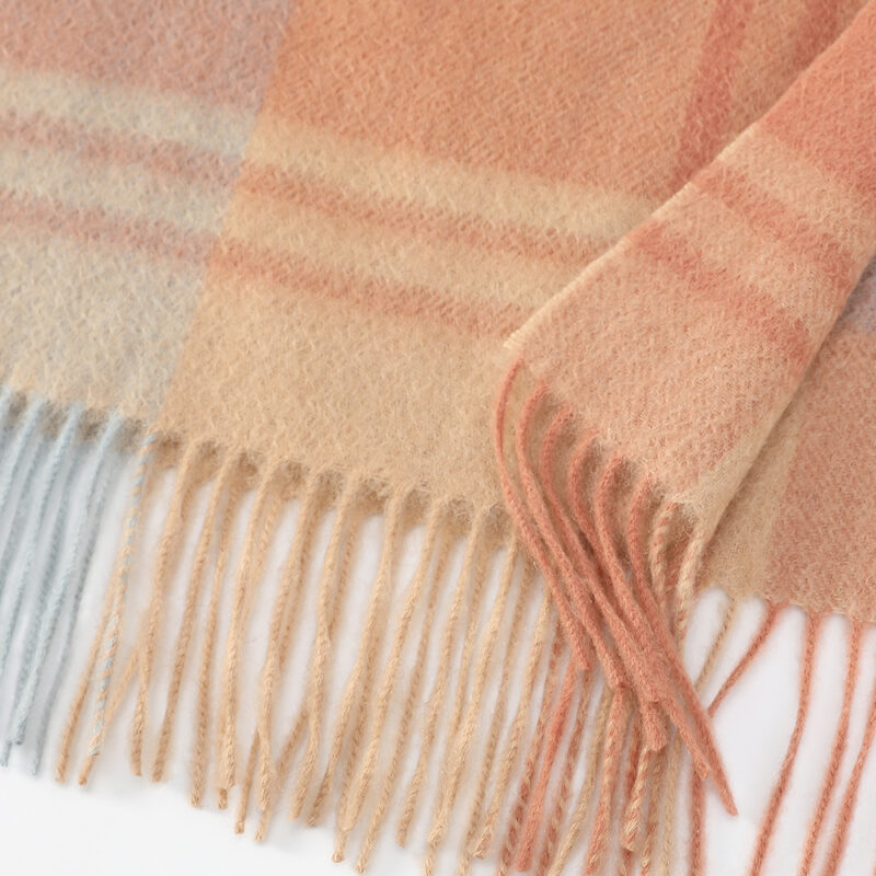 Écharpe en cachemire à carreaux Ember – Image 7