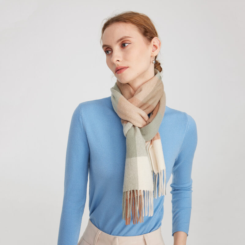 Eva Pure Cashmere karierter Schal mit Quasten - Laurel Green – Bild 4