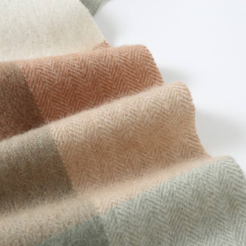 Eva Pure Cashmere karierter Schal mit Quasten - Laurel Green – Bild 6
