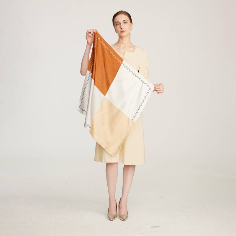 Echarpe en soie Ade Square – Image 2