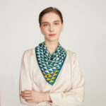 Sciarpa di seta quadrata con stampa a triangolo Ariella