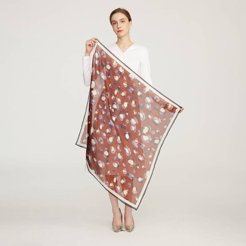 Sciarpa di seta quadrata floreale Shila - immagine 2