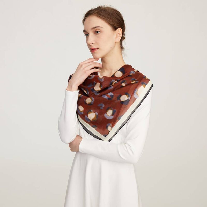 Sciarpa di seta quadrata floreale Shila - immagine 3