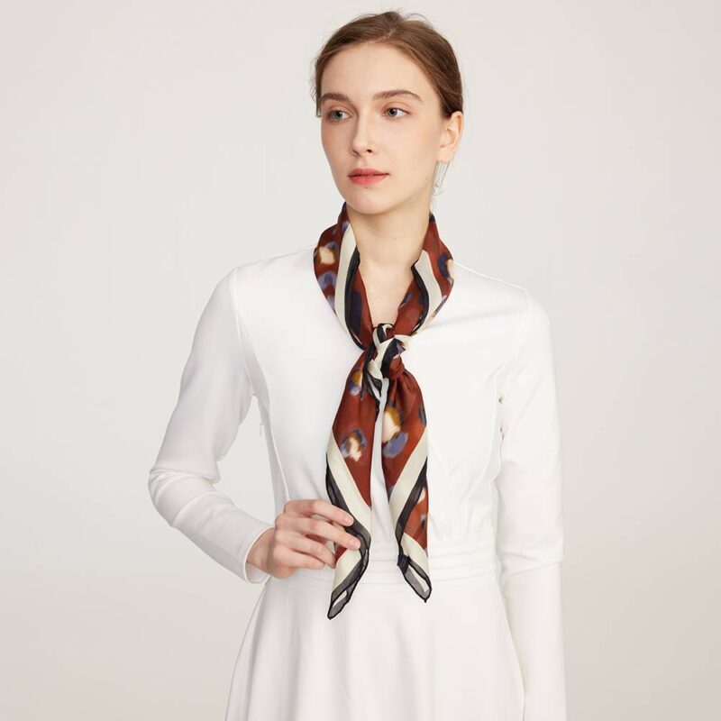 Sciarpa di seta quadrata floreale Shila - immagine 4