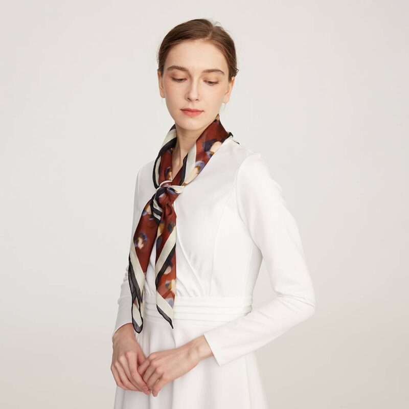 Sciarpa di seta quadrata floreale Shila - immagine 5