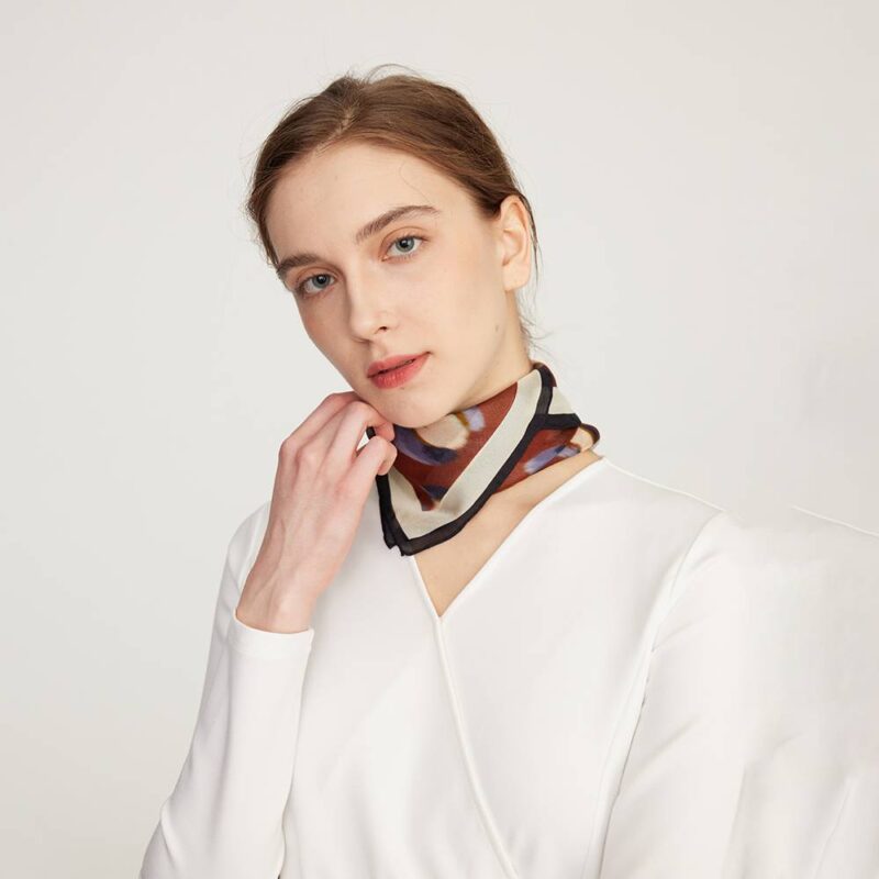 Sciarpa di seta quadrata floreale Shila - immagine 6