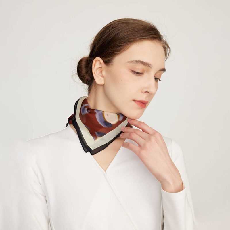 Sciarpa di seta quadrata floreale Shila - immagine 7