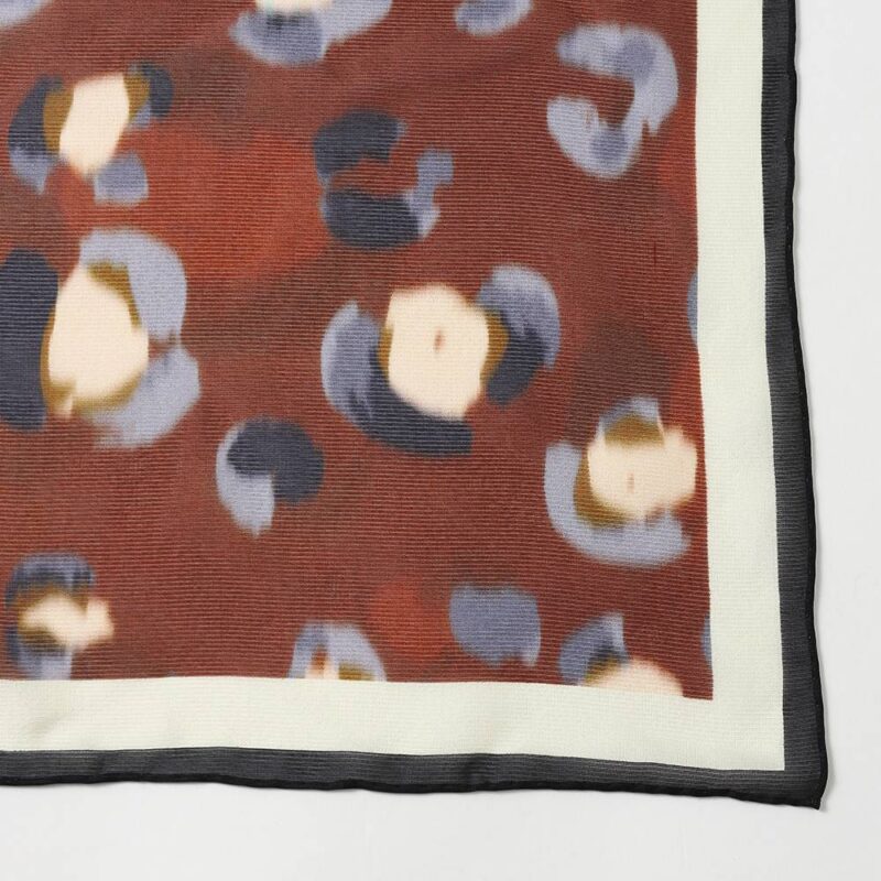 Sciarpa di seta quadrata floreale Shila - immagine 9