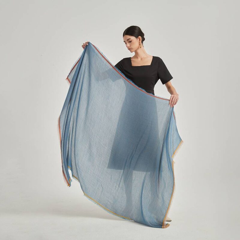 Sciarpa Elaina reversibile in cashmere leggero come una piuma - immagine 2