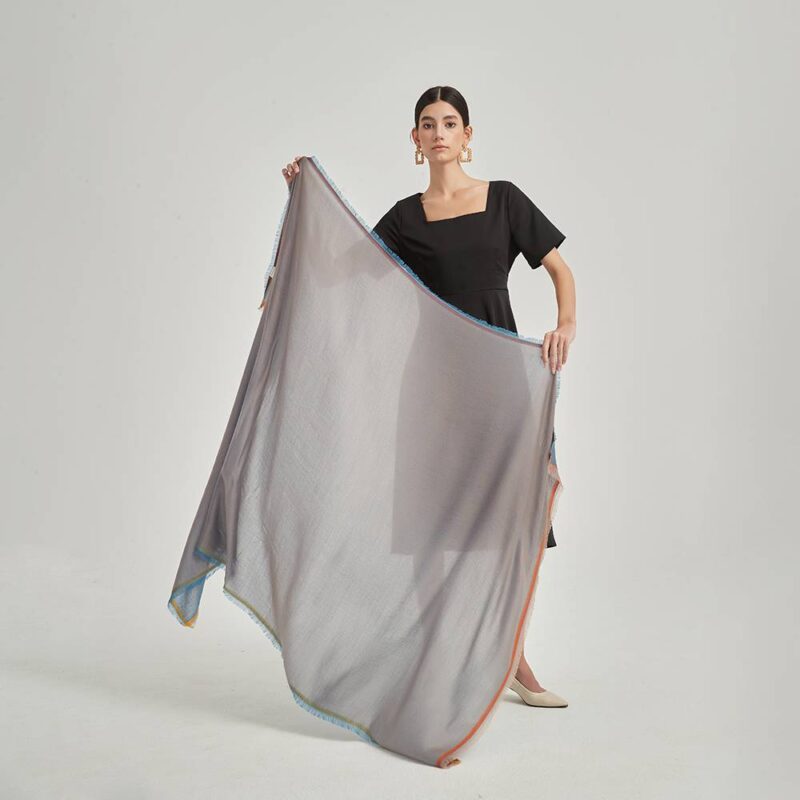 Sciarpa Elaina reversibile in cashmere leggero come una piuma - immagine 3