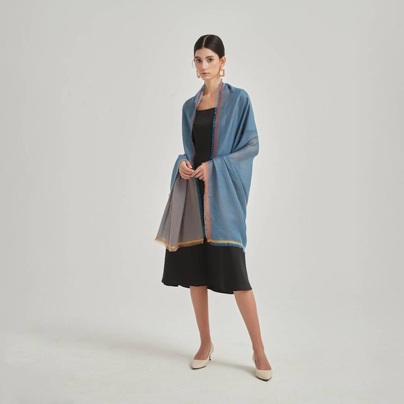 Sciarpa Elaina reversibile in cashmere leggero come una piuma - immagine 4