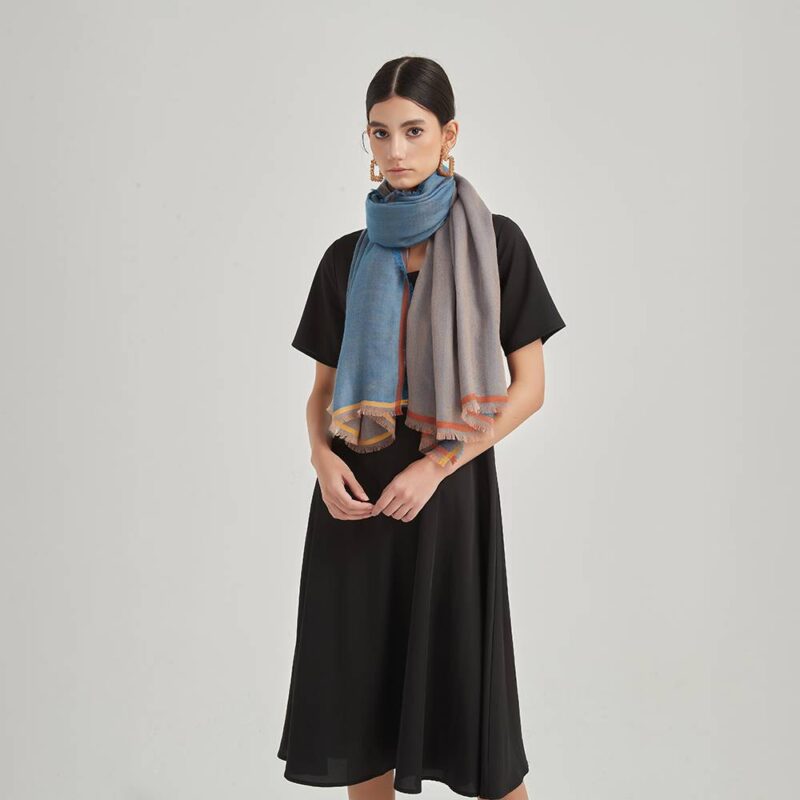 Sciarpa Elaina reversibile in cashmere leggero come una piuma - immagine 5