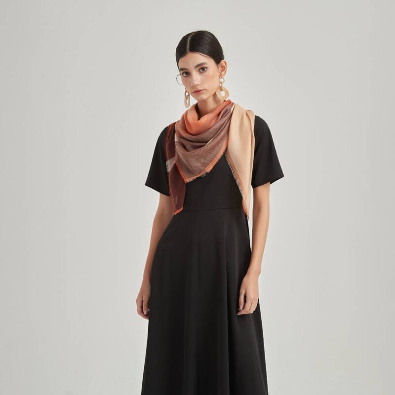 Écharpe en cachemire Adan Square Featherlight Cashmere Wrap – Image 4