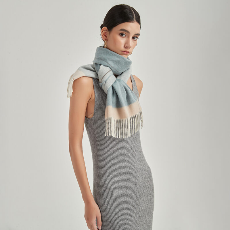 Écharpe réversible en cachemire Lyla – Image 3