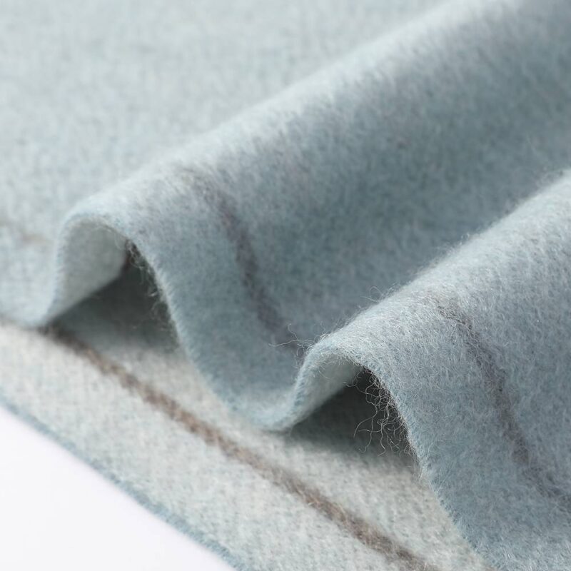 Écharpe réversible en cachemire Lyla – Image 4