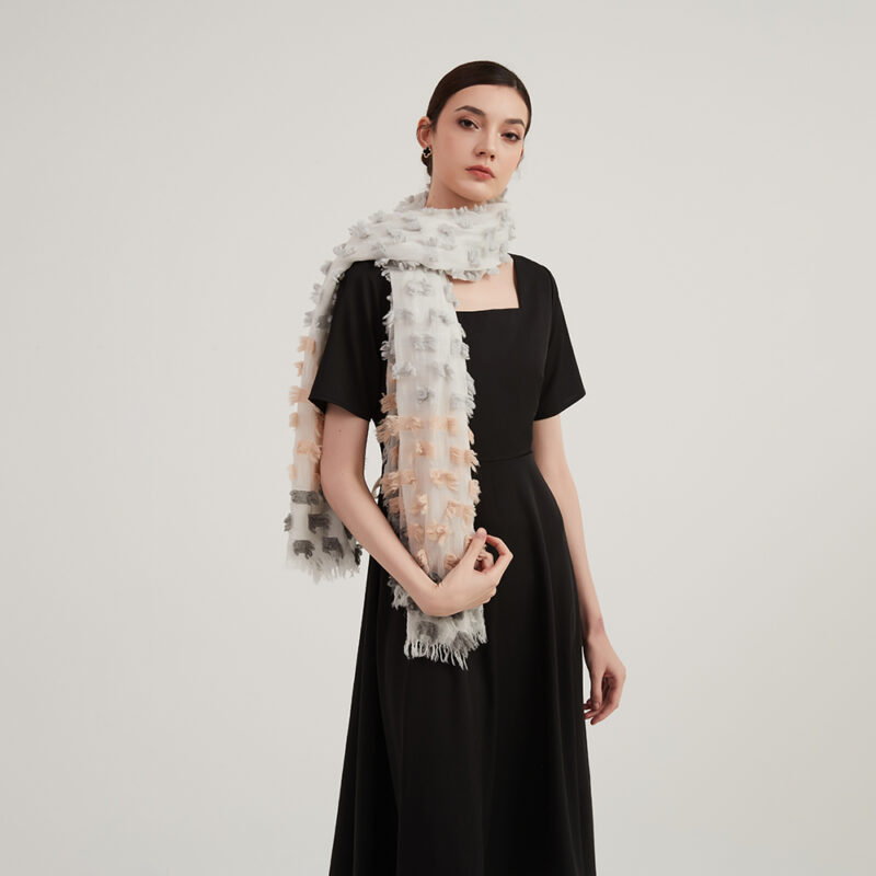 Sciarpa avvolgente Deena in lana leggera come una piuma - immagine 5