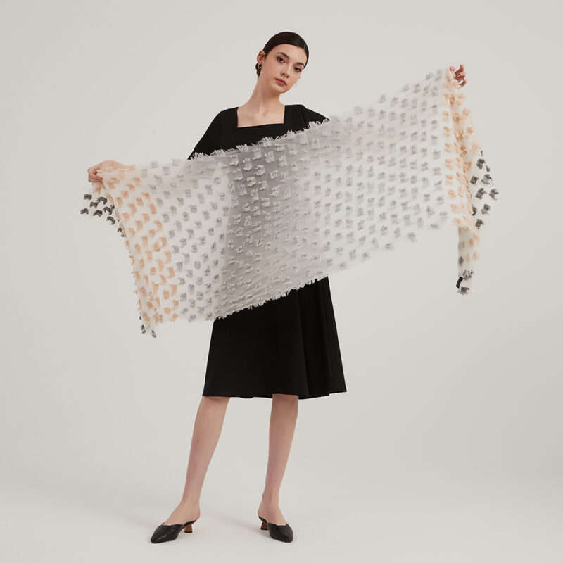 Sciarpa avvolgente Deena in lana leggera come una piuma - immagine 2