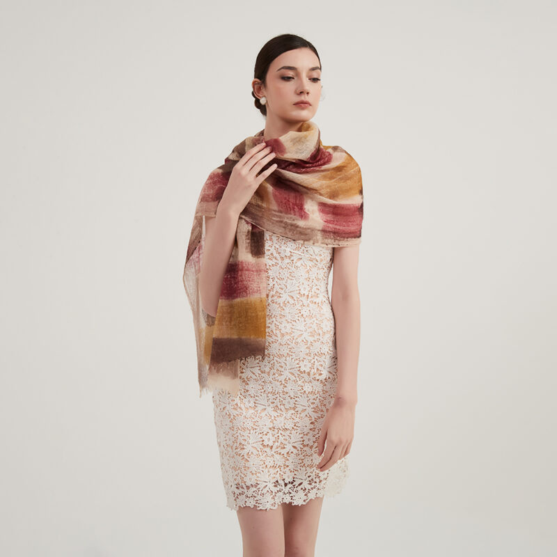 Echarpe en cachemire Kaela Featherlight – Image 3