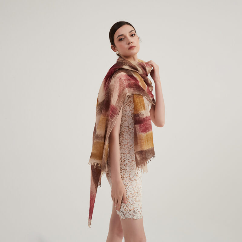 Echarpe en cachemire Kaela Featherlight – Image 4