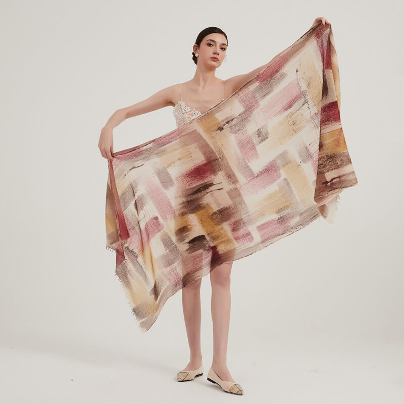 Echarpe en cachemire Kaela Featherlight – Image 2