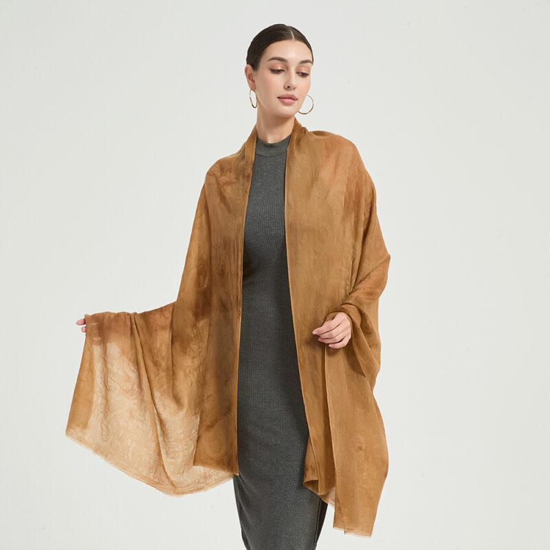 Elia Featherlight Lambswool Scarf Wrap - Brown (écharpe en laine d'agneau) – Image 3